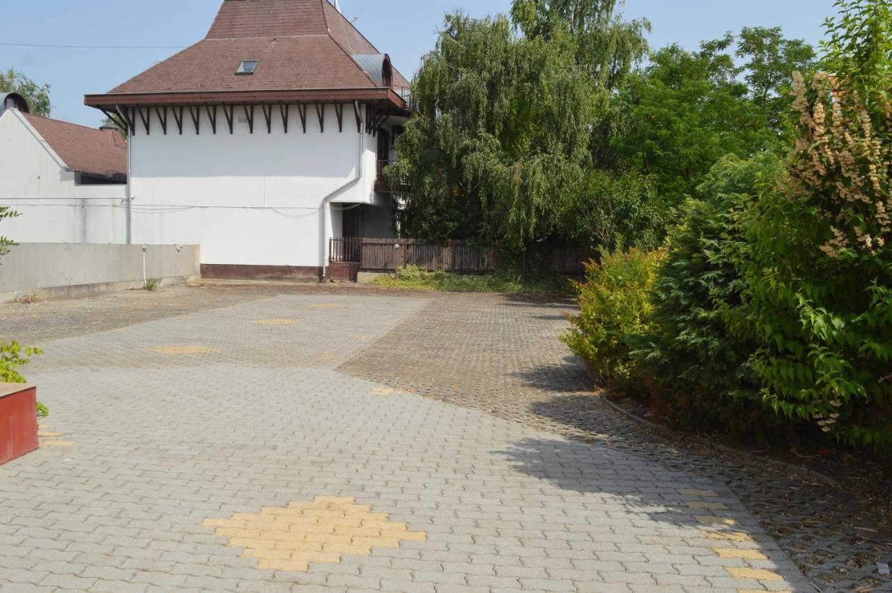 Aqua Oazis Apartman Hajduszoboszlo Ngoại thất bức ảnh