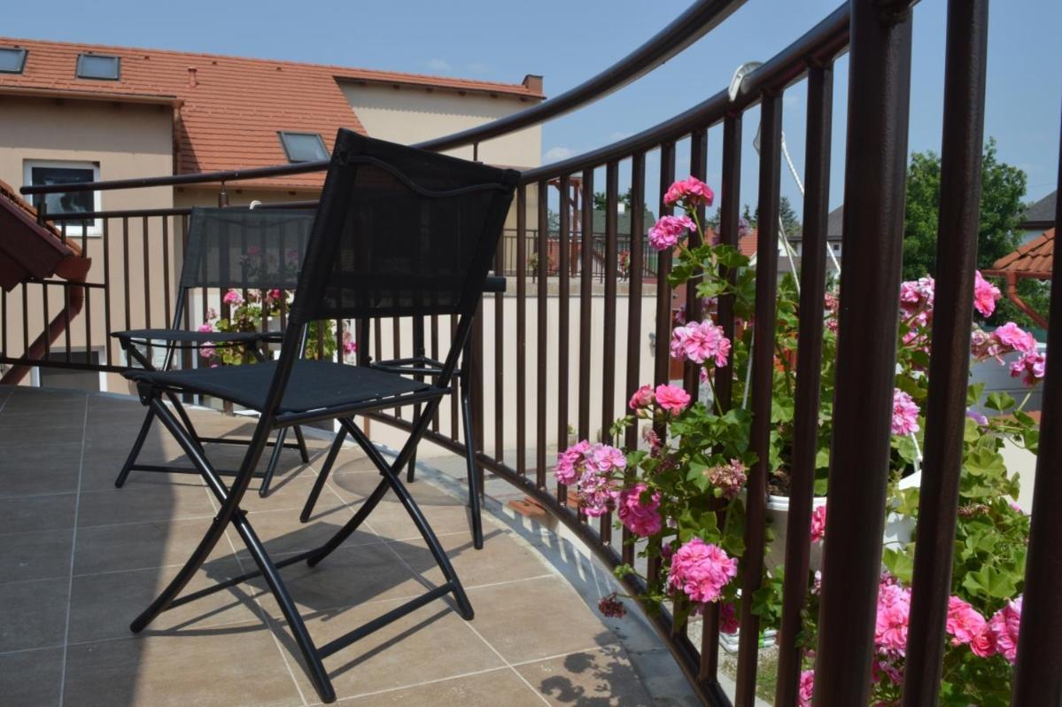 Aqua Oazis Apartman Hajduszoboszlo Ngoại thất bức ảnh